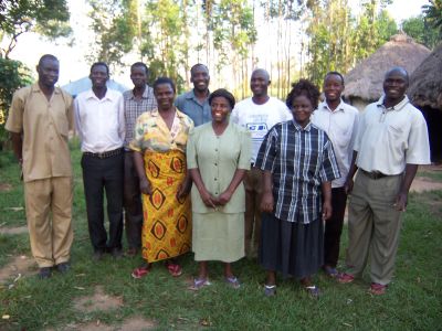 Enos Matangwe in Kenia rechts op de foto
